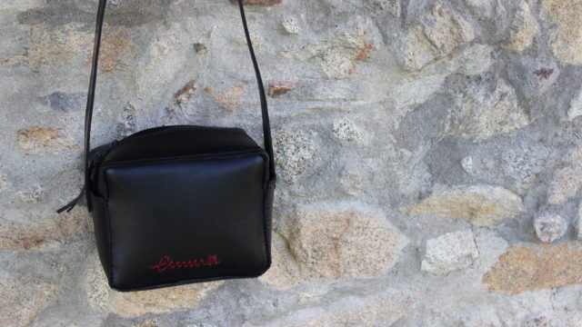 Bolso negro cuadrado